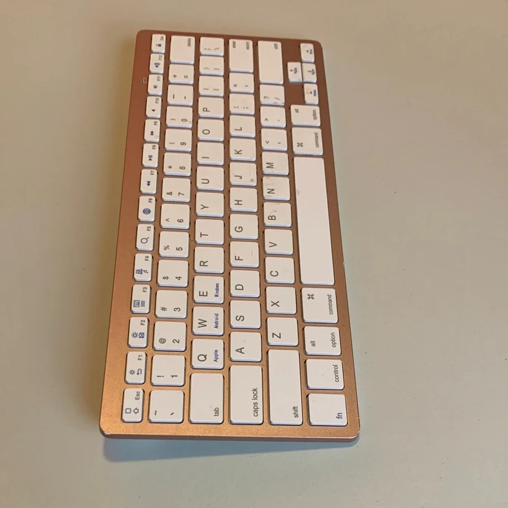 Wireless Gold Keyboard - Picture 3 of 9